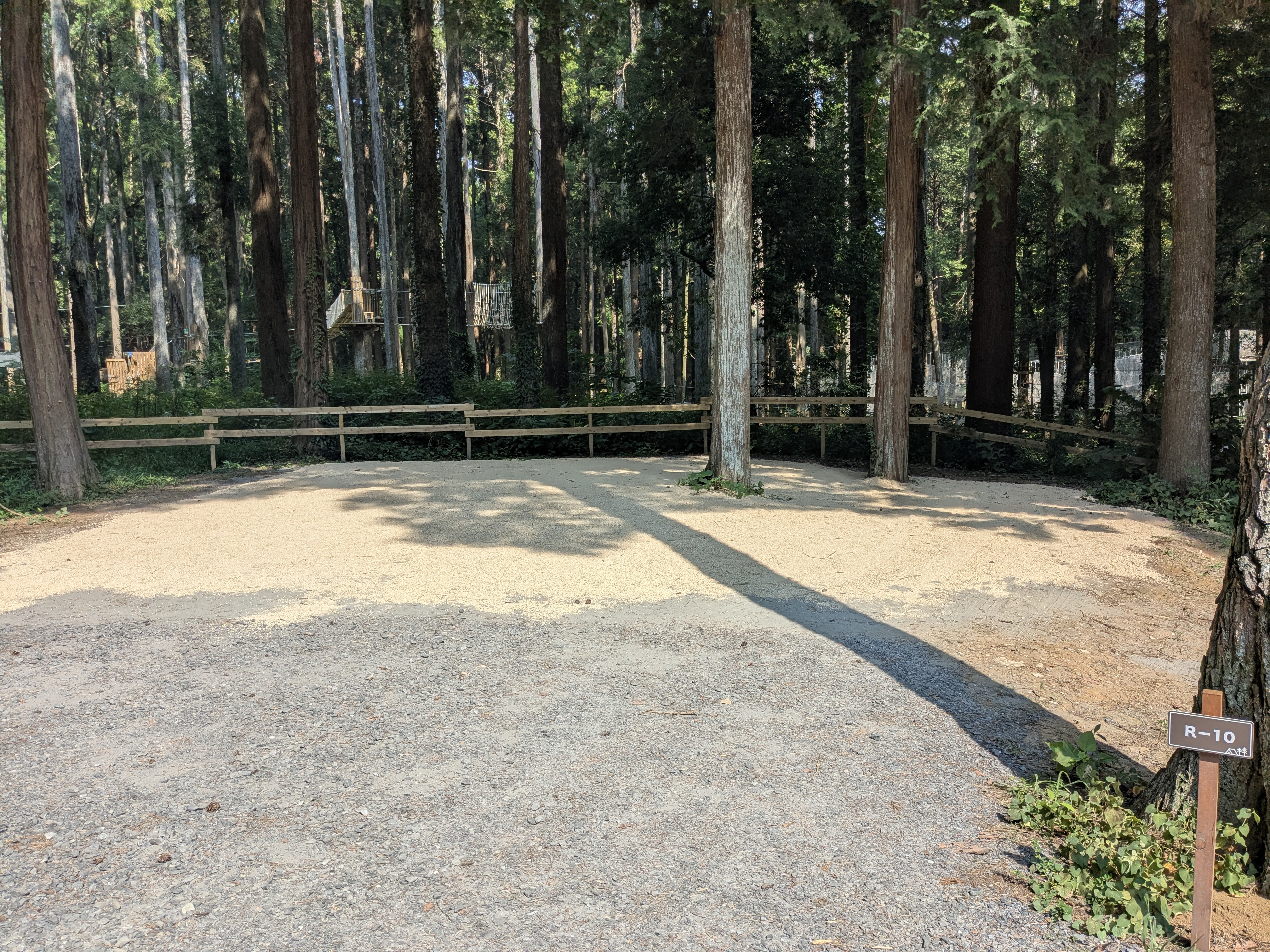 林間オート区画サイト　R-10（約120㎡、車1台まで）